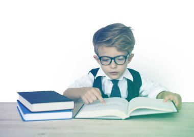 Öğrenci kitap okuma