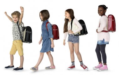 sırt çantaları ile yürüme çocuklar