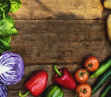 Ahşap arka plan üzerinde sebze çerçeve