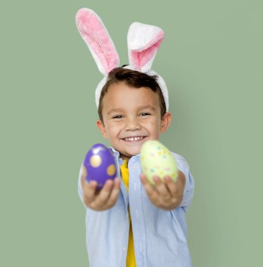 Paskalya yumurtaları ile boy gülümseyerek