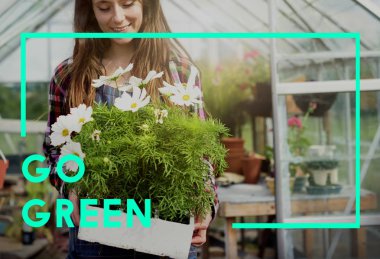 çiçekli tahta kutu tutan kadın