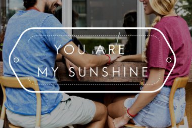 Kafe mekanlarda oturan Çift