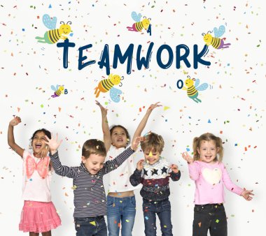 mutlu çocuk konfeti atma