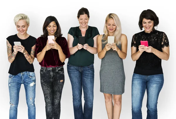 Mujeres sonrientes usando teléfono inteligente — Foto de Stock