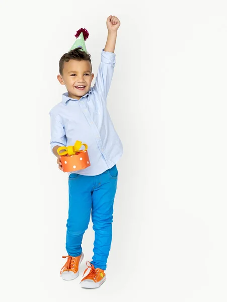 Chlapec v papírovou čepicí s Dárkový box — Stock fotografie