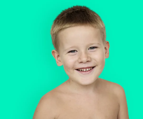 Маленький хлопчик з голими плечима — стокове фото