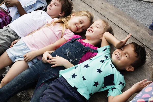 Kinder lagen auf dem Holzboden — Stockfoto