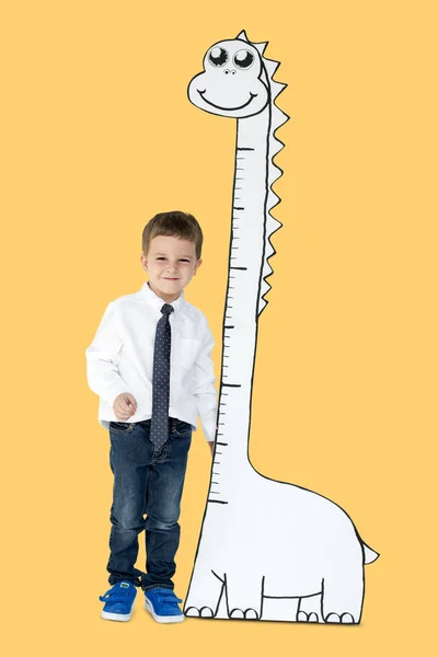 Chlapec a měření růstu stupnice — Stock fotografie