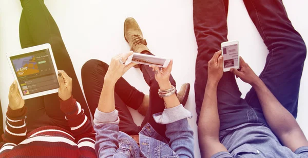 Lidé používající digitální zařízení — Stock fotografie