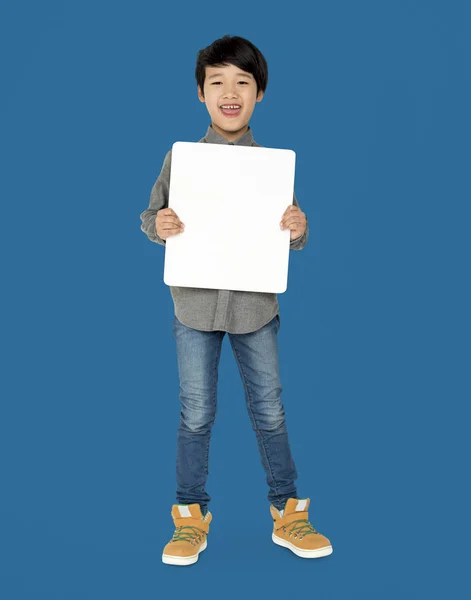 Chlapec hospodářství prázdná deska — Stock fotografie