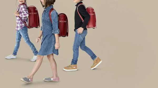 Enfants marchant avec des sacs à dos — Photo