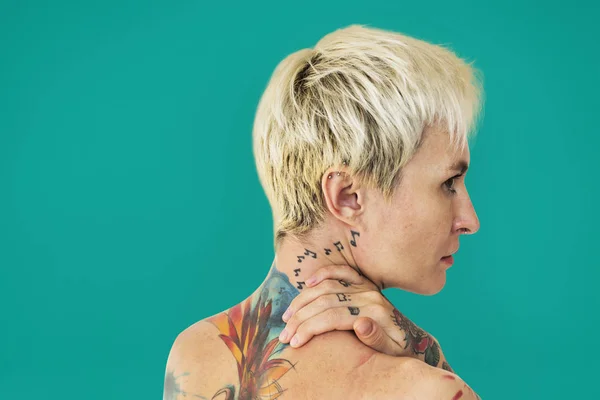Tatuerade blond kvinna — Stockfoto