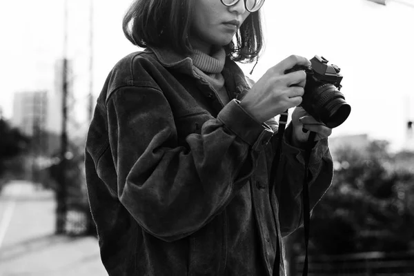 Γυναίκα, κρατώντας τη φωτογραφική μηχανή φωτογραφιών — Φωτογραφία Αρχείου