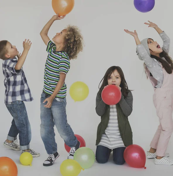 Niños jugando con globos —  Fotos de Stock