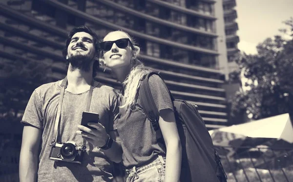 Casal feliz no amor viajando — Fotografia de Stock