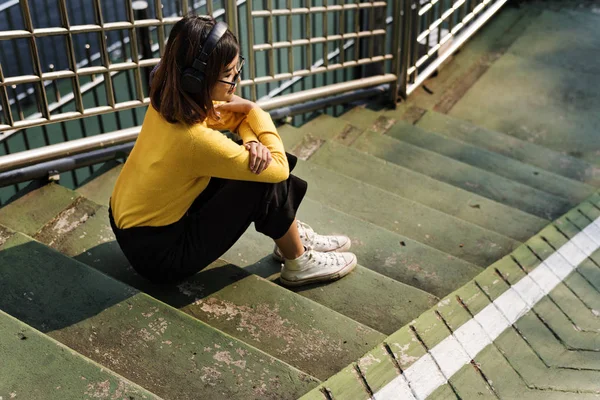 Жінка сидить на сходах — стокове фото