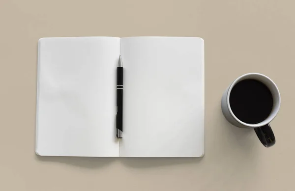 Šálek kávy a prázdný zápisník — Stock fotografie