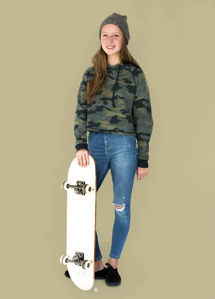 Menina de pé com skate — Fotografia de Stock