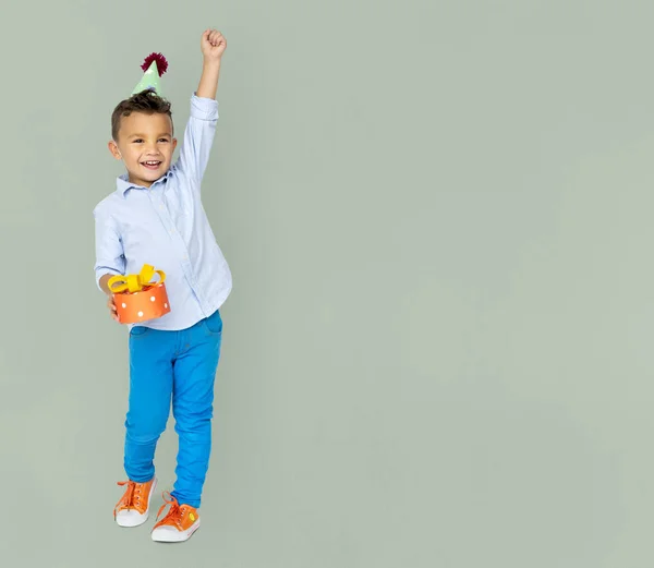 Jongen in verjaardag hoed met geschenkdoos — Stockfoto