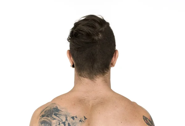 Hombre adulto joven con tatuaje — Foto de Stock