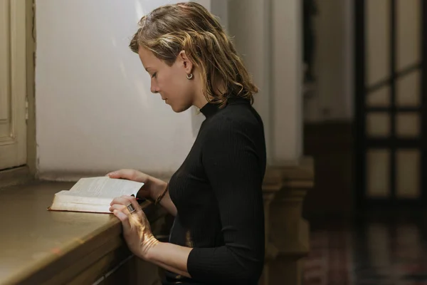 Mujer rezando en la iglesia — Foto de Stock