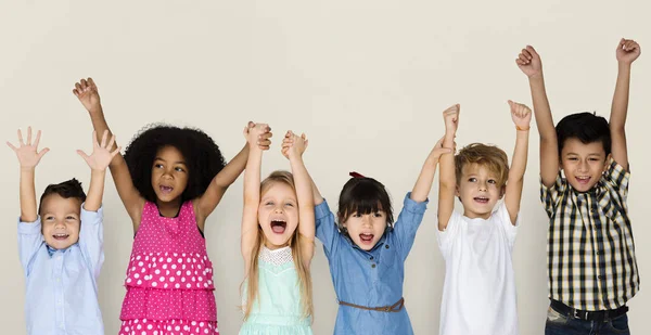 Kinder halten die Hände hoch — Stockfoto