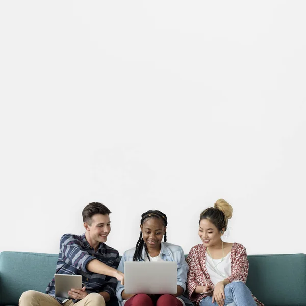 Studenten met behulp van digitale apparaten — Stockfoto