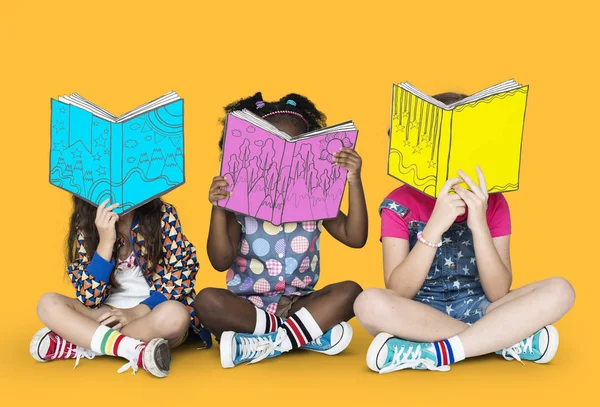 Chicas leyendo libros juntos —  Fotos de Stock