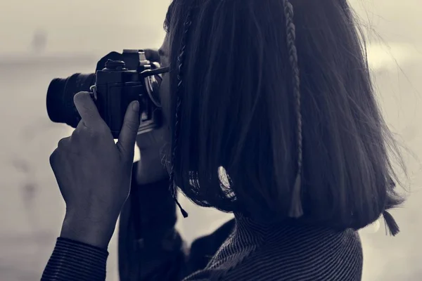 Женщина фотографируется на фотокамеру — стоковое фото