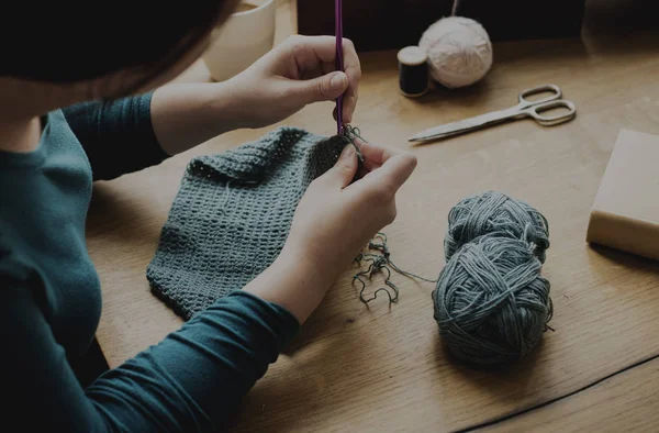 Vrouw breien trui — Stockfoto
