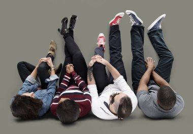 katta oturan insanlar 