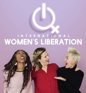 stüdyoda gülümseyen kadın arkadaş