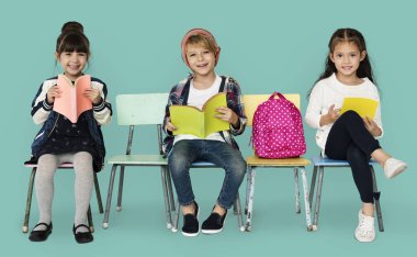 okul sandalye üzerinde oturan çocukları