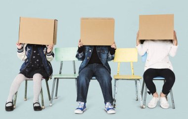 sandalye üzerinde oturan çocuklar