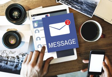  Erkek el smartphone ve tablet kullanarak 