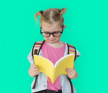 Okul sırt çantası ile kız