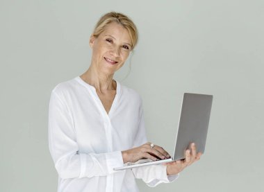 Dizüstü bilgisayar kullanan kadın 