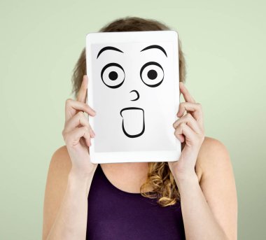 Dijital tablet kapsayan yüz tutan kadın 