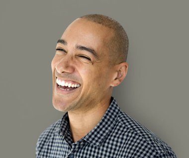 gülümseyen mutlu karışık yarış adam