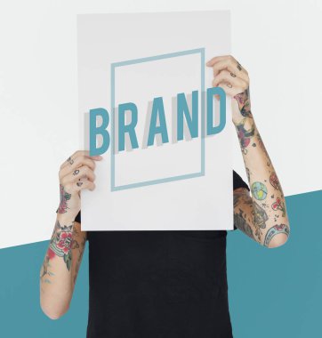 Dövmeli kişi holding afiş.