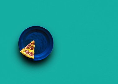 Mavi plaka üzerinde pizza