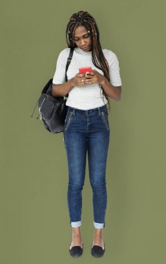 Akıllı telefon kullanan kadın