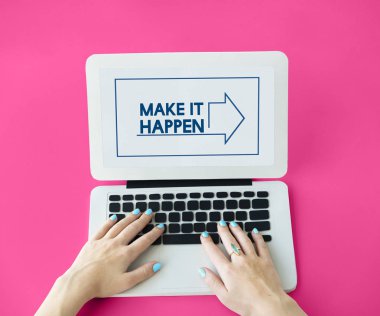 Dizüstü bilgisayarda yazan kadın klavyesi