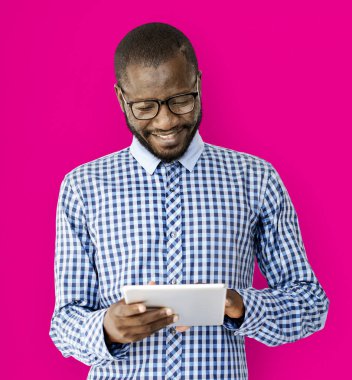 Dijital Tablet kullanan Afrikalı Adam