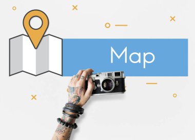 Dövmeli kişi holding kamera.