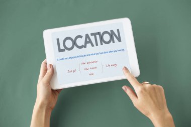 kişi holding dijital tablet