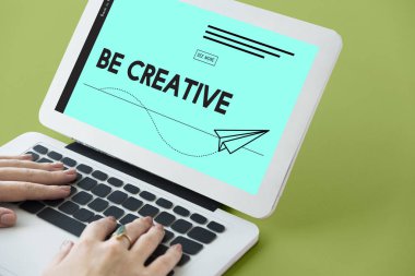 Dizüstü bilgisayarda yazan kadın klavyesi