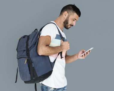 adam akıllı telefon kullanma sırt çantası ile