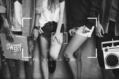 insanlar birlikte ayakta