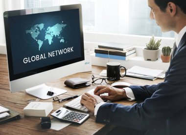 bilgisayarla çalışma iş adamı